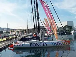 Un bateau de course à quai
