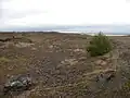 La largeur des fondations au sommet de la butte.