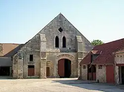 Mur pignon renforcé de contreforts au centre d'une cour