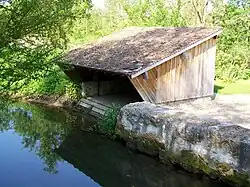 Lavoir près du pont sur la Nonette au sud de la Grande rue.
