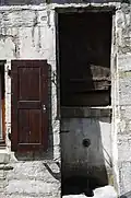 Volet dauphinois : contrevent avec un tablier à lames verticales côté extérieur renforcé par un cadre sur la face intérieure.