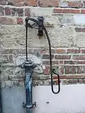 Vieille pompe à eau dans une rue du village.