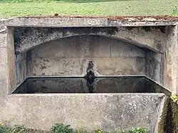 Fontaine datant de 1931, route de la Roche