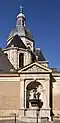 Sur le fond de l’Église Saint-Paul-Saint-Louis.