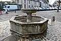 La fontaine vers le château
