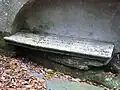 Le tombeau de Saint Elouan adossé à la chapelle éponyme.