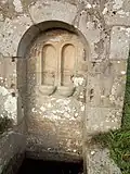 Vue sur son arcade cintrée et ses niches jumelles.