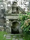La fontaine et la statue dont la chevelure n'est achevée que d'un seul côté.