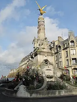 sur son socle.