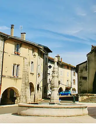 La fontaine au centre du bourg d'Arinthod.