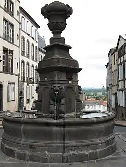 Deux larges tores décorent le bassin de la fontaine aux Lions du début du XVIIe siècle à Riom.