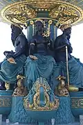 La Fontaine des Mers avec au centre la sculpture d'une femme symbolisant la pêche des coraux.