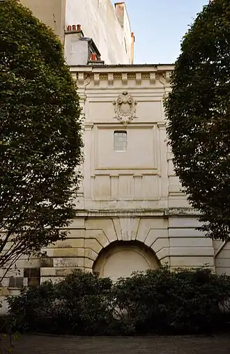 La Fontaine du Trésor, au pied du fronton.