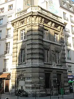 No 111 : fontaine de la Croix-du-Trahoir.