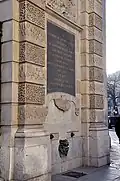 Soubassement de la fontaine.