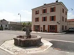 La fontaine du bourg et le café Brochier datant de 1867.