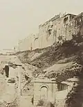 Fontaine près la porte Neuve, au milieu du XIXe&nbsp;siècle.