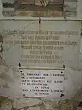 Plaques situées à l'intérieur de la fontaine.