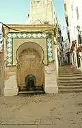Fontaine mauresque dans une ruelle.