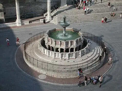 La Fontana Maggiore de Pérouse, en marbre sculpté et bronze, XIIIe siècle.