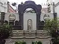 Fond de la cour d'honneur avec la fontaine du XVIIIe&nbsp;siècle