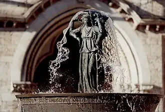 Les sculptures supérieures en bronze, Trois porteuses d'eau.