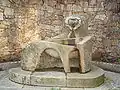Fontaine, pierre et cuivre, sur la place A Solaina.