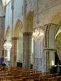 Grandes arcades au sud et pile nord-est du clocher.