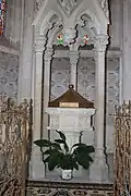 Les fonts baptismaux.
