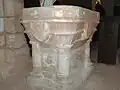 Les fonts baptismaux.