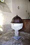 Les fonts baptismaux.