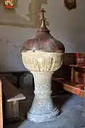 Les fonts baptismaux.