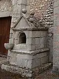 Les fonts baptismaux extérieurs.