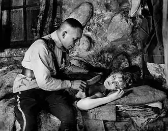Avec Erich von Stroheim, dans Folies de femmes (1922, photo promotionnelle)