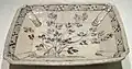 Plat rectangulaire. Type shino peint, arbre en feuilles sur un rocher. Début XVIIe&nbsp;siècle. Dayton Art Institute
