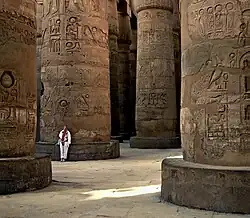 Grande salle hypostyle du temple d'Amon-Rê à Karnak. Séthi Ier.