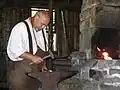 Le forgeron au travail.