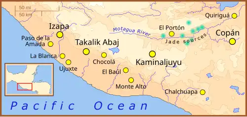 Takalik Abaj est situé immédiatement au sud d'une zone élevée, et au nord d'une grande plaine côtière plate. L'Océan Pacifique borde la côte au sud-ouest.