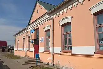 Yeshiva de Mir, construite en 1847, aujourd'hui bureau de poste et boutique.