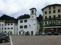 Mairie et place principale