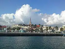 Vue de la cathédrale Saint-Louis depuis le front de mer de Fort-de-France.