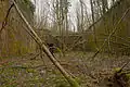 Pour cette raison, on a construit une casemate de défense en avant du coffre explosé. Cette casemate est reliée aux réseau de galeries de 17 via un puits à échelons, aujourd'hui condamné.