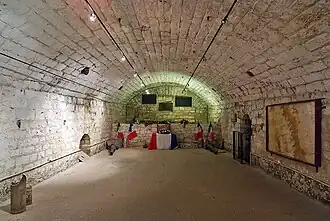 Aménagement d'une des pièces de la caserne de Douaumont pour accueillir les touristes.
