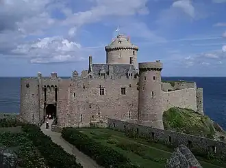 Fort la Latte, appelé localement Fort de la Roche-Goyon ou Roche-Gouyon (XIVe&nbsp;siècle).