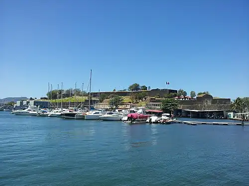 Fort Saint-Louis vu de la baie du Carénage