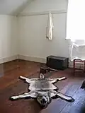 Fourrure de loup dans la chambre d'adulte au second étage du quartier de l'officier commandant.