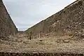 Fossés et reste d'un décor de cinéma