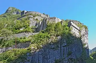 Vue sur le fort du Portalet construit dans la roche d'une montagne.