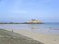 Île du Fort National, au premier plan la plage du sillon et au fond à gauche, coupée, l'île de Cézembre.