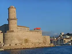 Tour du fanal et l'ancienne caserne, dénommée « bâtiment Georges Henri Rivière ».